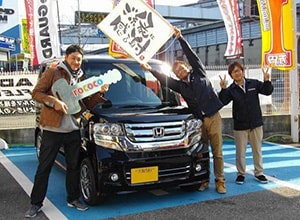 お客様との納車式の写真