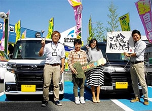 お客様との納車式の写真