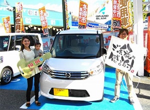 お客様との納車式の写真